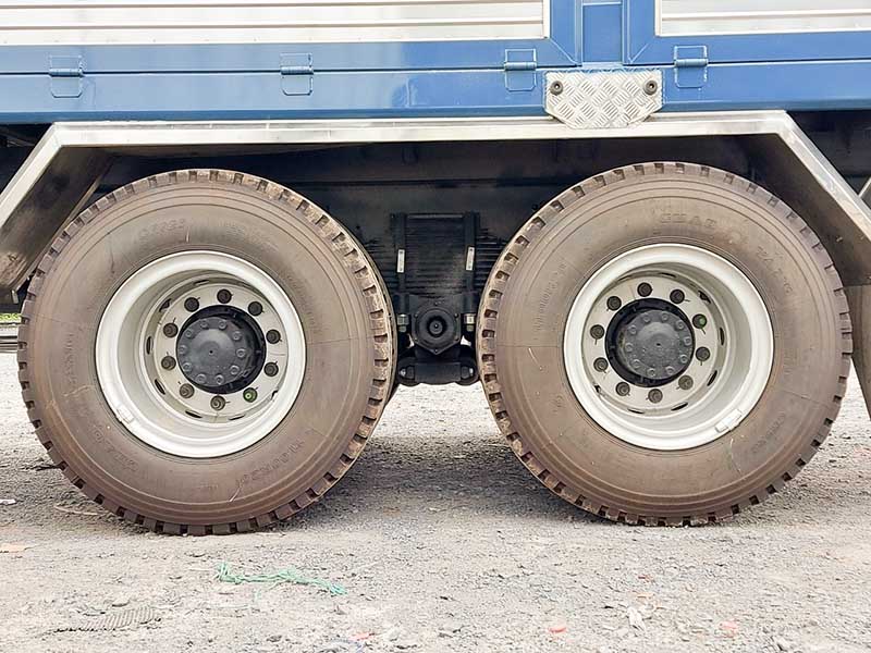 xe tải jac 4 chân thùng bạt